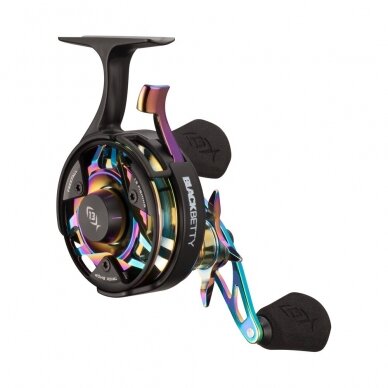 Žieminė ritė 13FISHING BLACK BETTY FREEFALL CARBON TRICK SHOP EDITION